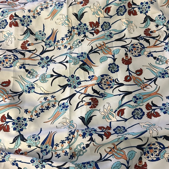 Gorgeous Silk Scarf - Picture 2 of 3